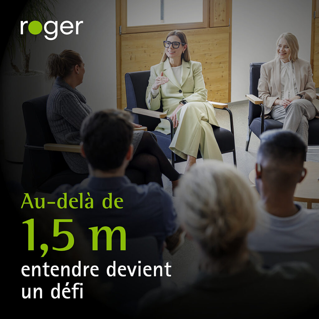 image réprésentant une réunion avec une femme qui parle à l'assemblée à l'aide du roger, appareil de phonak